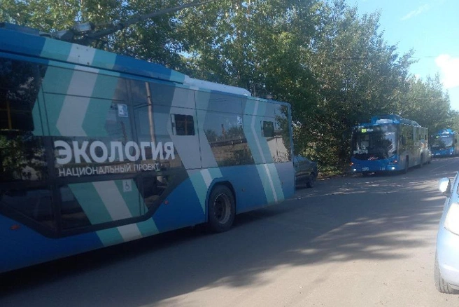 Перед местом ДТП остановились шесть троллейбусов | Источник: очевидец