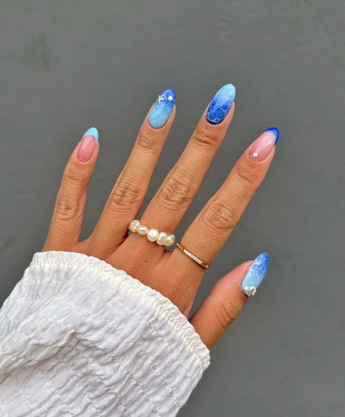 Pool water nails — новый тренд маникюра из ТикТока для тех, кто не поехал на море летом