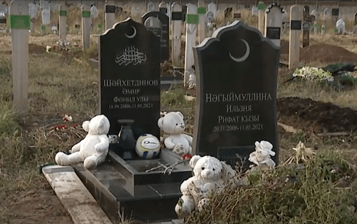 «Здесь лежат брат с сестрой»: родные жертв казанского стрелка у могил детей требуют справедливости