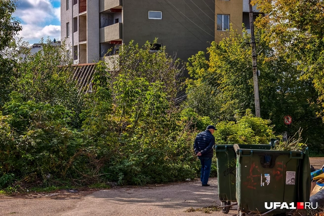 На фоне — недострой на Софьи Перовской, 13 | Источник: Булат Салихов / UFA1.RU