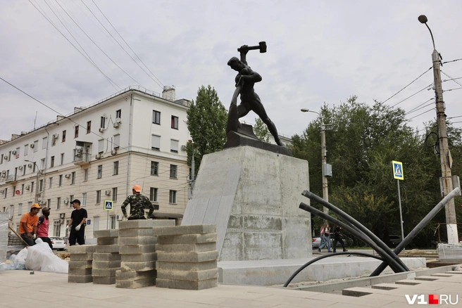 Скульптура появилась, но благоустройство еще не закончилось | Источник: Алексей Волхонский / V1.RU