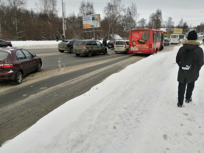 Очевидцы сообщают о происходящем на месте аварии | Источник: «Жесть Ярославль» / Vk.com