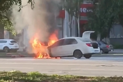 В Волгограде сняли на видео горящий автомобиль