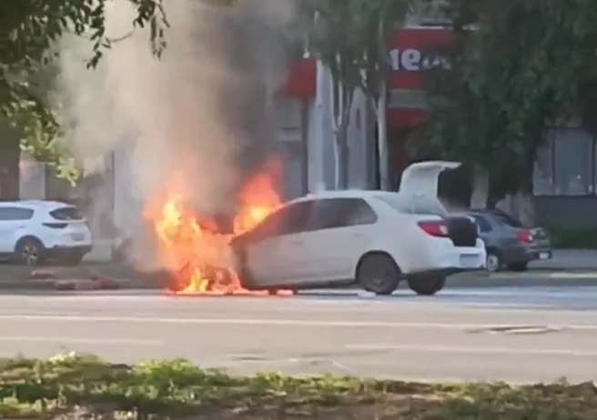 На севере Волгограда сняли на видео полыхающий автомобиль | Источник: Спартановка Сити / Telegram