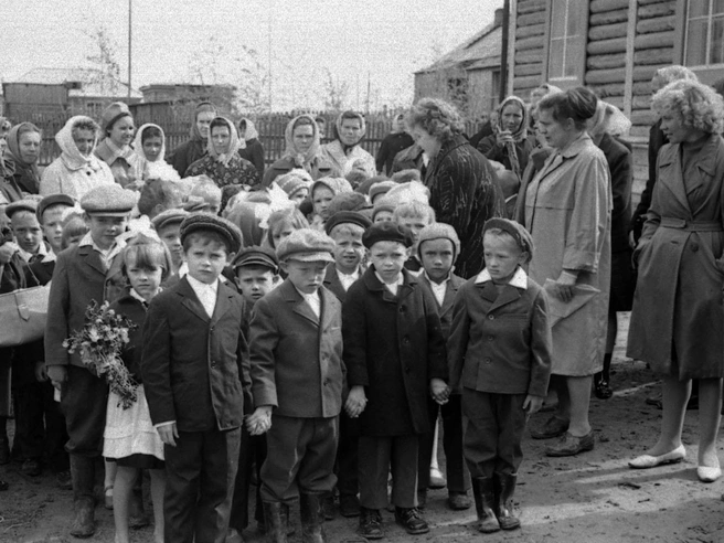 1 сентября 1966 год. Торжественная линейка в средней школе № 1 Сургута. Фото сделано Анатолием Мясниковым | Источник: Сургутский краеведческий музей / Вконтакте