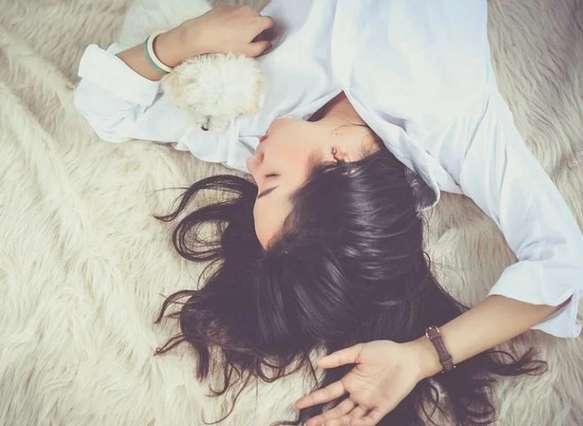 Врач-сомнолог рассказал, чем опасен долгий сон в выходные | ya62.ru