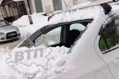В Казани снежная глыба рухнула на машину, УК накажут