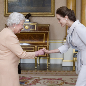 Анджелина Джоли получила знак отличия из рук королевы