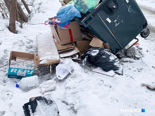 Примерно такую картинку видят гости города, решившие пройтись пешком до центра или заглянуть во дворы | Источник: Татьяна Ирискина / NGS42.RU
