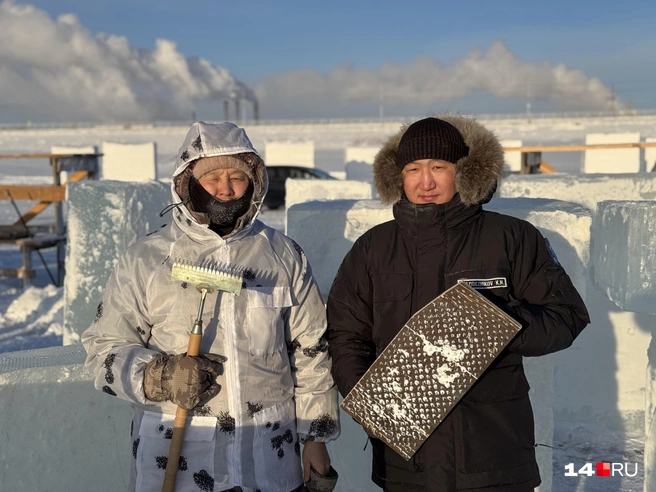Николай Колодезников (слева) и его помощник | Источник: Ольга Донская / 14.RU