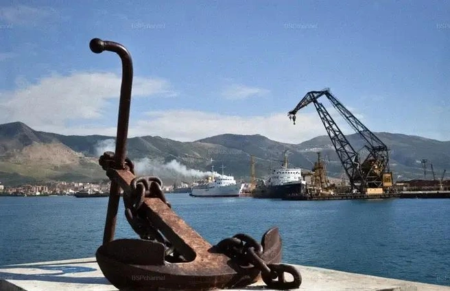 Вид на Новороссийский морской порт со стороны Каботажной пристани, вторая половина 1960-х | Источник: Н. Архангельский / BSPchannel