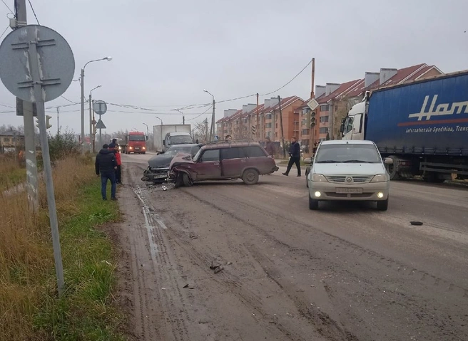 В Дядькове произошло массовое ДТП, пострадали два человека | ya62.ru