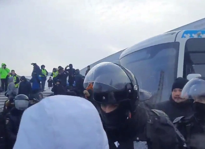 В Уфе протестующие вступили в драку с ОМОНом | ya62.ru