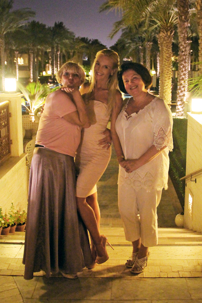Ольга с мамой Ириной Александровной (справа) и свекровью Ольгой Александровной после праздничного ужина в честь их приезда
