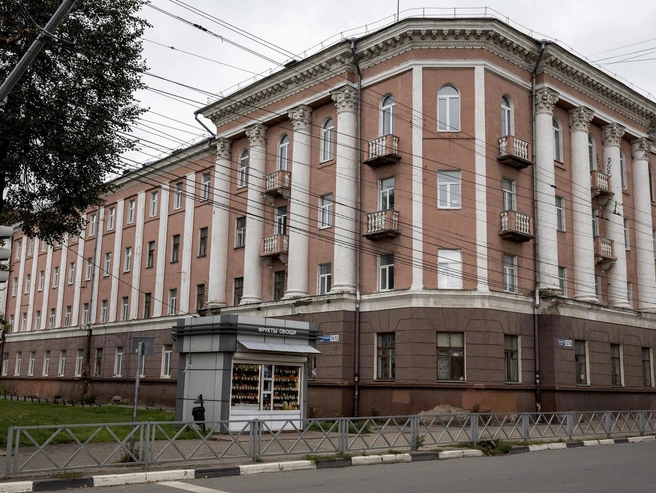 Напротив расположено здание бывшей детской больницы № 1 (проспект Ленина, 12/76) | Источник: Александр Куренной / 76.RU