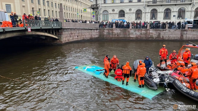 МЧС: три человека погибли в результате падения автобуса в Мойку | Источник: Валентин Егоршин/«Фонтанка.ру»