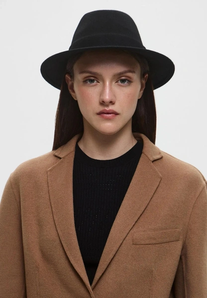 Olsen tuck: заправлять волосы под одежду — новый модный прием от сестер Олсен Olsen tuck: заправлять волосы под одежду — новый модный прием от сестер Олсен