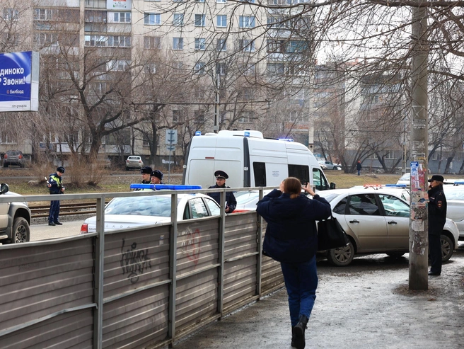 На площадке перед школой дежурят многочисленные патрульные автомобили и машины скорой помощи | Источник: Михаил Шилкин
