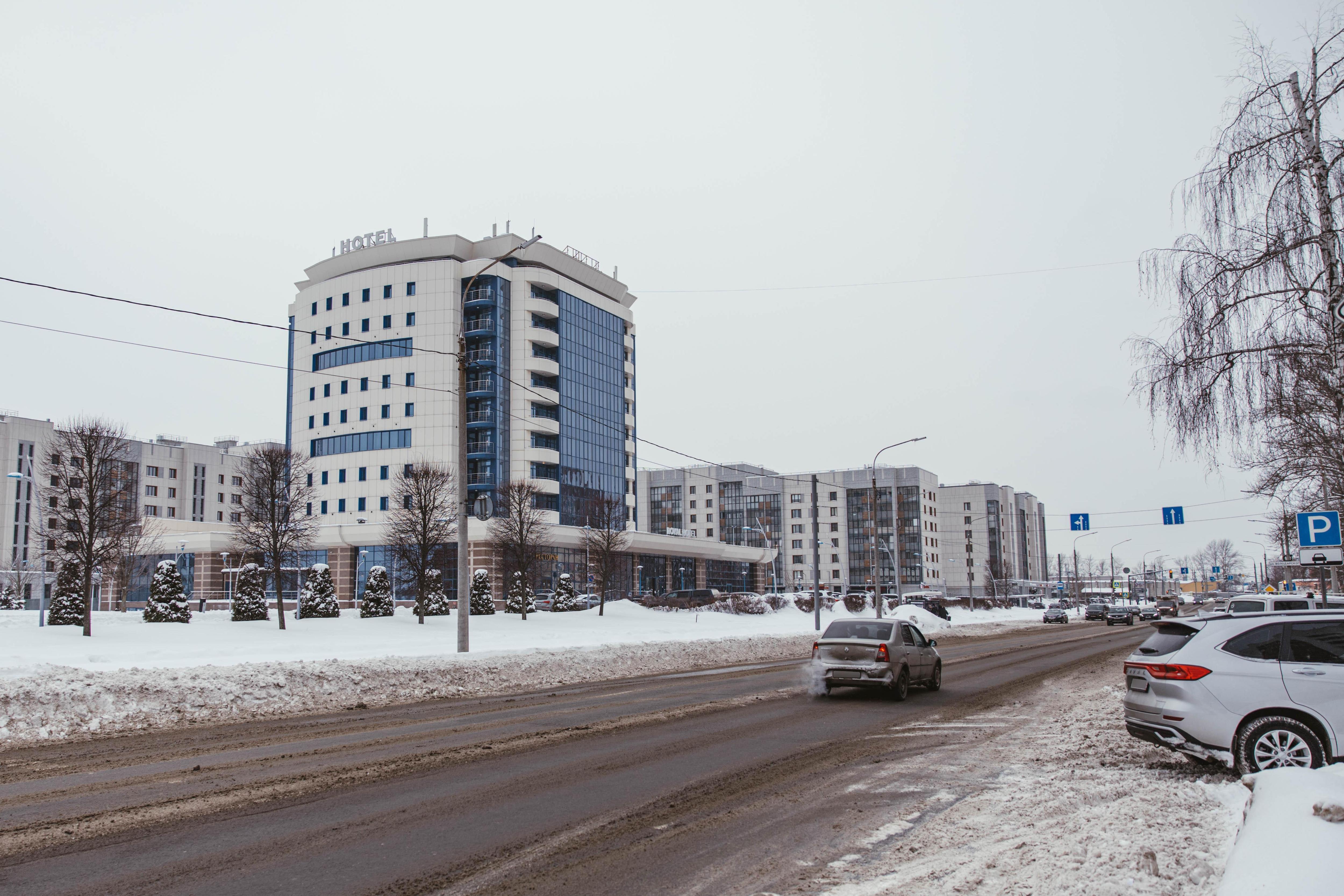 На Которосльной набережной вокруг гостиницы появилась жилая застройка | Источник: Артем Бауман / 76.RU