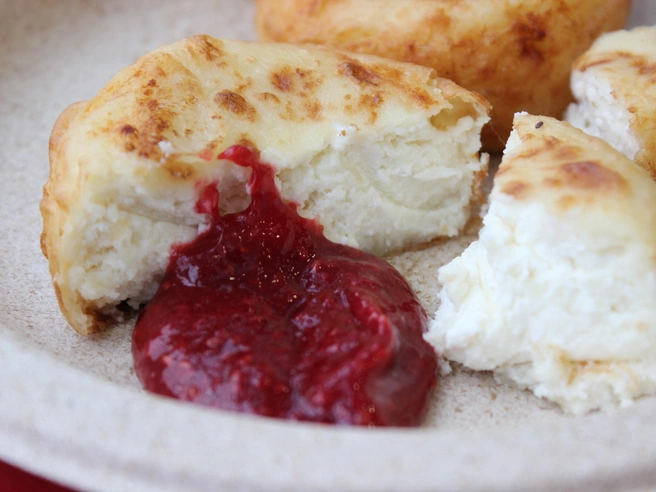 Несмотря на название, сырники готовят из творога, а не из сыра. | Источник: Станислав Соколов