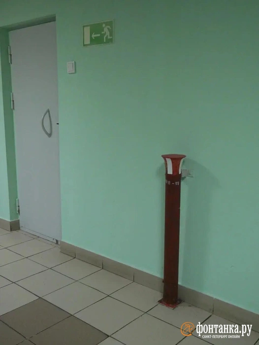 Уловитель. В случае опасности контролер кидает туда ключ, и бунтовщику уже не попасть в другое отделение | Источник: «Фонтанка.ру»