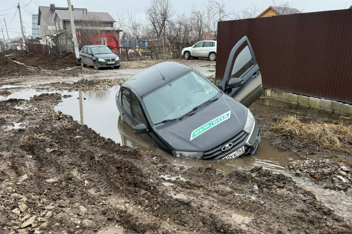 В Самаре машина увязла в грязи по самые фары - 8 апреля 2024 - 63.ру