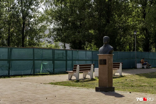 В центре сквера стоят бюсты героев Ярославской области | Источник: Кирилл Поверинов / 76.RU
