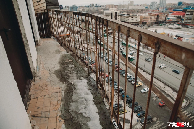 Вероятно, одной из задач при капремонте фасада будет приведение к единому знаменателю внешнего вида общих балконов и лоджий | Источник: Ирина Шарова/72.RU