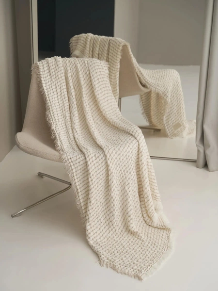 Плед KuchenlandМягкий плед молочно-бежевого оттенка в полоску сделан из акрила с добавлением полиэстера, за счет чего он легкий, теплый и износостойкий. Формат 130×170 см и бахрома по краю позволяют использовать его и как накидку на кресло или диван, и как уютное укрытие для чтения или отдыха.