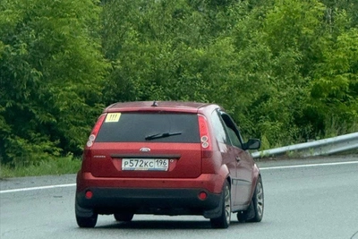 Автохам на Ford Fiesta подрезал автомобилистов в Екатеринбурге