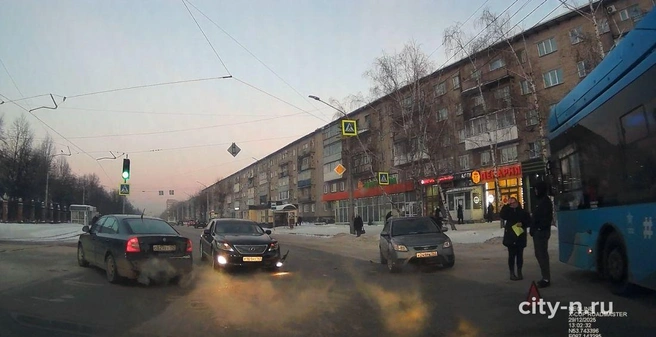 Участники ДТП перегородили перекресток, что затруднило проезд, особенно для автобусов | Источник: City-n.ru