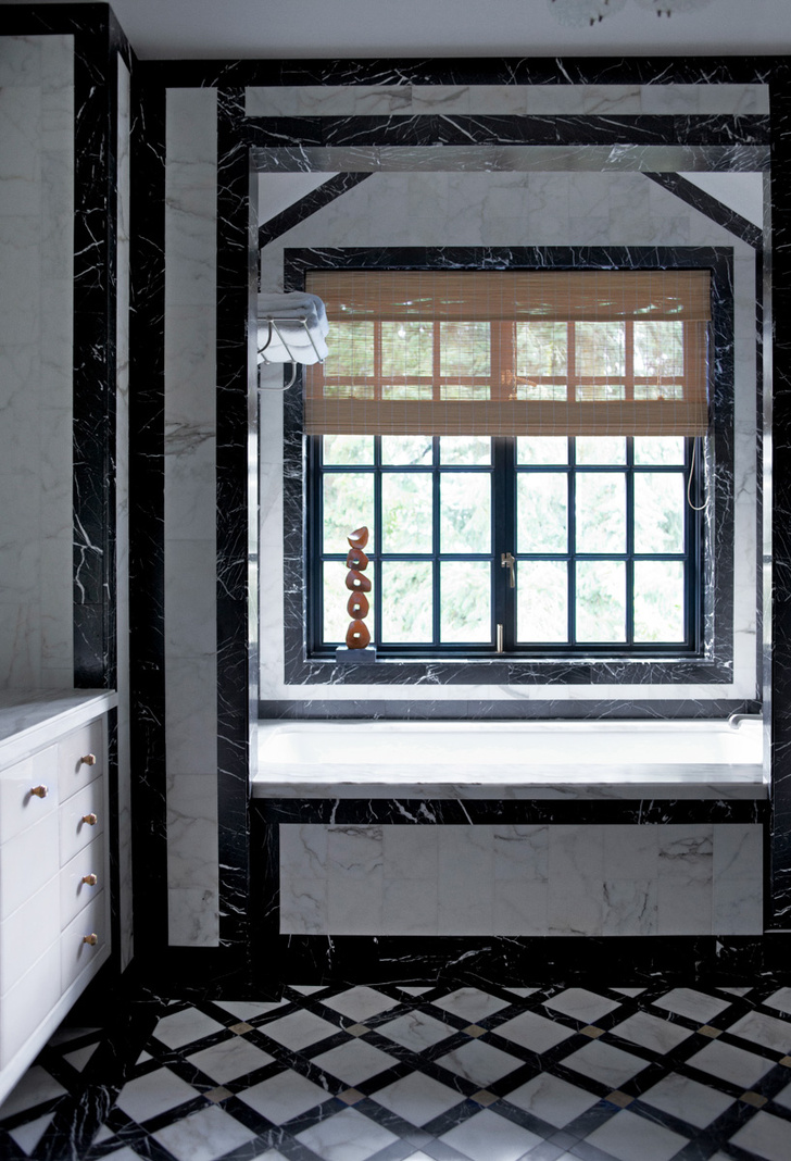 Ванная комната отделана черным и белым мрамором. Узоры, выложенные из камня контрастирующих друг с другом цветов, — любимый прием декоратора.