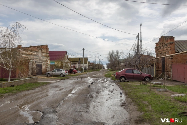 Здание расположено на одной из старых улиц Дубовки, где время, кажется, остановилось | Источник: Константин Завриков / V1.RU