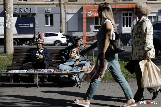 Идем дальше по Гагарина. Местами встречаются предприимчивые продавцы, которые не стесняются занимать целую скамейку | Источник: Наталья Лапцевич