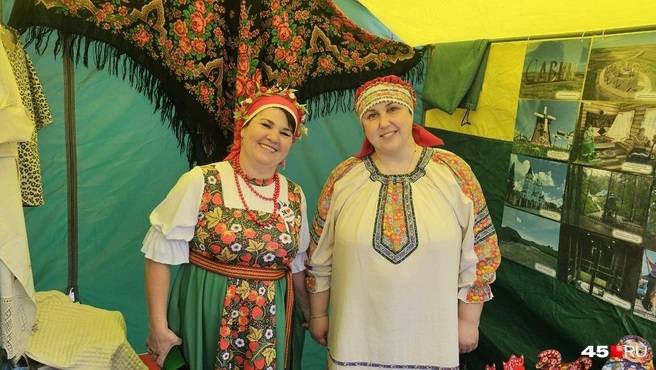 Гостей фестиваля «Русское поле» встречают с улыбкой | Источник: Дарья Никитченко / 45.RU