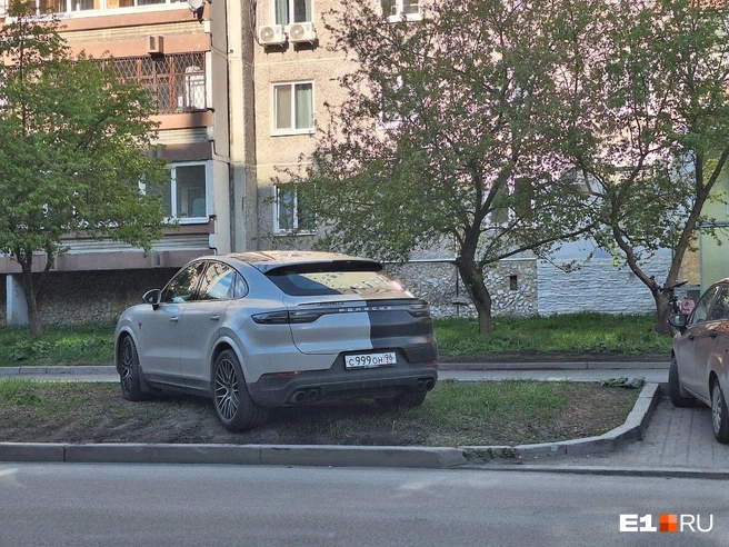 Кажется, хозяин этого авто точно любит привлекать внимание. Жаль, что ради этого приходится нарушать ПДД | Источник: Читатель E1.RU