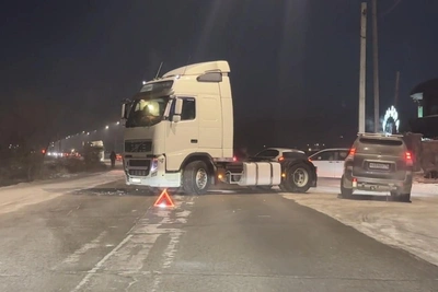 2-Kilometer Traffic Jam in Chita After Truck Blocks Road