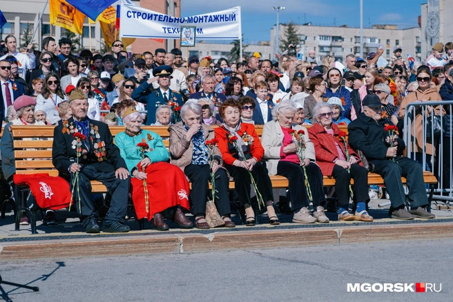 Ветераны и их родные наблюдали за парадом с почетных мест на проспекте Ленина | Источник: Даниил Пономаренко / MGORSK.RU
