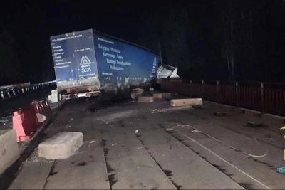 Фура разбила ограждения и застряла на мосту