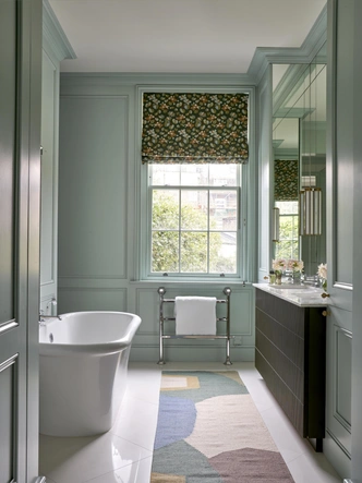 Главная ванная комната. На стене краска Aquamarine Mid, Little Greene. Бра на зеркале Balnea, Hector Finch. Римская штора сшита из ткани Nuphar, Zak + Fox. | Источник: Саймон Браун (Simon Brown)