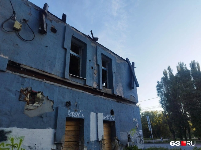 С крыши угрожающе свисают обгоревшие балки. Как скоро это упадёт кому-нибудь на голову?  | Источник: читатель 63.RU 