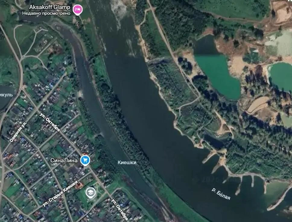 Озеро соседствует с рекой | Источник: google.com/maps