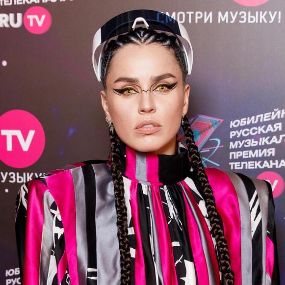 От стюардессы до иконы стиля. Как Zivert стала певицей, почему уходила со сцены и скрывала возлюбленных