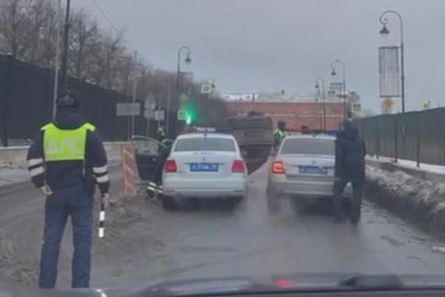 Rollover Accident on Kronverkskaya Embankment: Two Injured