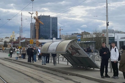 В Екатеринбурге из-за ветра рухнула остановка и встали трамваи