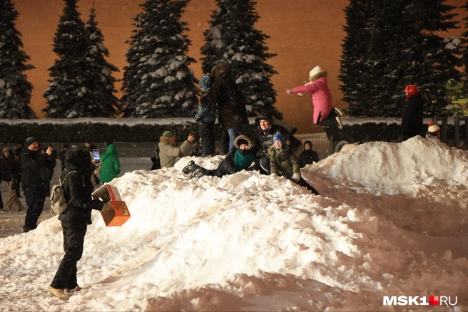 Гигантские сугробы на Красной площади | Источник: Татьяна Спиридонова / MSK1.RU