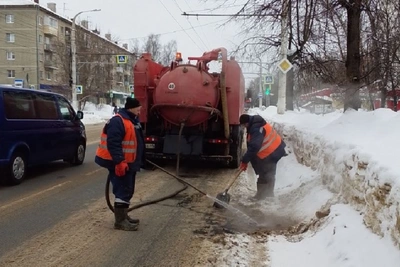 В Костроме промывают ливневую канализацию для отвода талых вод
