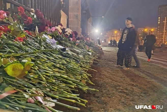 Местные жители приносят к мемориалу новые цветы