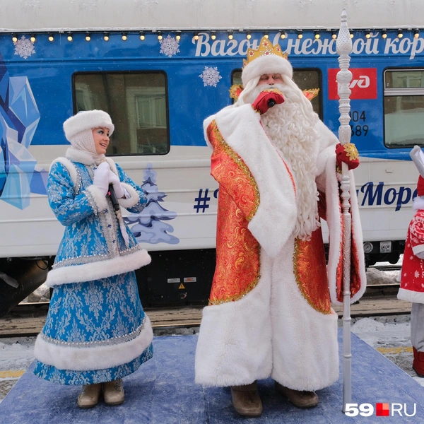 Дед Мороз и Снегурочка поздравили пермяков с наступающим Новым годом | Источник: Тимофей Калмаков / 59.RU