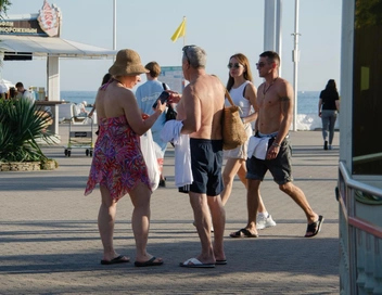 А эти отдыхающие не спешат доставать теплую одежду | Источник: Оксана Витязь / SOCHI1.RU